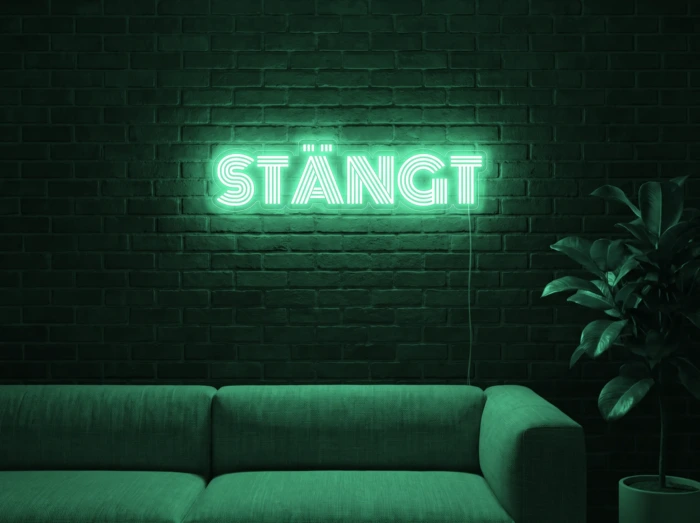 Neonskylt «STÄNGT» i mintgrön LED-neon, monterad på vägg