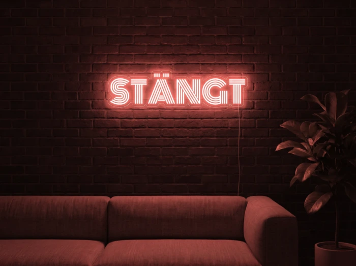Neonskylt «STÄNGT» i röd LED-neon, monterad på vägg