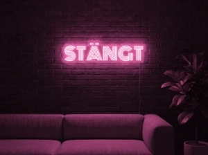 Neonskylt «STÄNGT» i rosa LED-neon, monterad på vägg